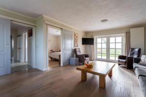 a living room with a couch and a table at t Huysje van Klippel in Tholen