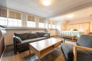 ein Wohnzimmer mit Sofa und Bett in der Unterkunft Ratshotel in Haltern