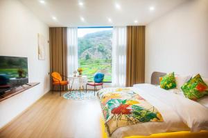 a bedroom with a bed and a table with chairs at 静山轩 in Lijiang