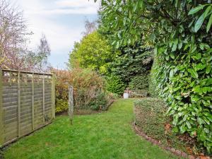 a garden with a fence and a yard at Ryegate Cottage in Helmsley