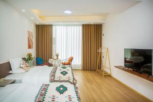 a hotel room with a bed and a flat screen tv at 静山轩 in Lijiang