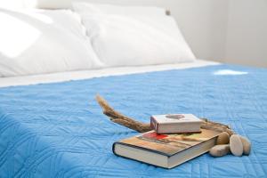 um livro numa cama com um livro em Residence Giuliana em Leuca