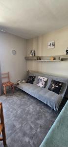 a bedroom with a bed with pillows on it at Studio lumineux et cosy avec vue montagne 7è étage in Superdevoluy