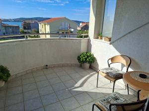 a balcony with a table and chairs and a view at Apartman Marito in Kaštela