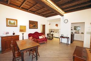 ein Wohnzimmer mit einem roten Sofa und einem Tisch in der Unterkunft Casa Pablo in Cannobio