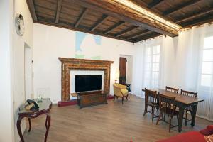 ein Wohnzimmer mit einem Tisch und einem Kamin in der Unterkunft Casa Pablo in Cannobio