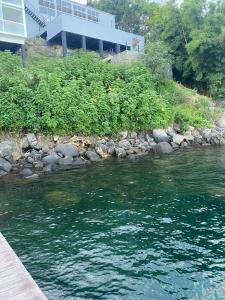 a river with a building on the side of it at Vilella Vista Bela in Angra dos Reis