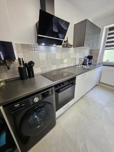 a kitchen with a washer and a dishwasher at Stilvolle Wohnung mit Balkon & Parkplatz in Moers - Ideal für Business, Familien und Monteure nahe Düsseldorf in Moers