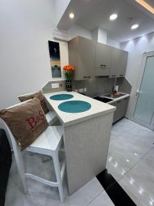 eine Küche mit einer Kochinsel in der Mitte in der Unterkunft B&S Accommodation Unit 252 in Żejtun