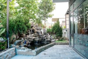 a garden with a pond in the middle of a house at BEN Villa in Cẩm Phả Mines