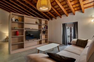 a living room with a couch and a tv at Casa Rabat in Rafelcofer