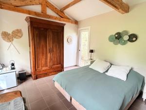a bedroom with a large bed in a room at Les Terrasses d'Héric in Mons