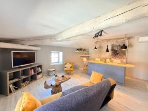 a living room with a couch and a table at Gîte Carcasso in Carcassonne