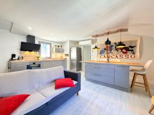 a living room with a couch and a kitchen at Gîte Carcasso in Carcassonne