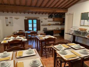 a room with tables and chairs in a kitchen at Agriturismo Il Poggiarello in Siena