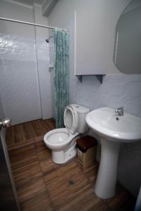 a bathroom with a toilet and a sink at Hospedaje Humazapa in Tarapoto