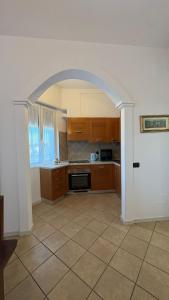 a kitchen with an archway in the middle of it at Fabio Filzi 32 sub 7 in Lainate
