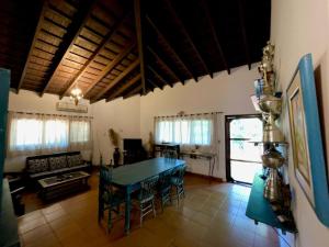a living room with a blue table and a couch at Casa de Campo Las Marías in Areguá