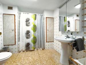 a bathroom with a shower curtain and a sink at Amplia Casa en Vinaixa, calle Mayor, Cal Mitger in Viñaixa +50 photos