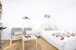 a white bedroom with a bed and a table at 5 Mins to Train Station - Paris & DisneyLand - Cosy des Reves Villiers in Villiers-sur-Marne +3 photos