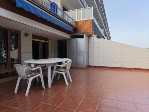 a patio with a table and chairs on a building at Nido Ría in Villaviciosa