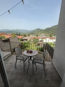 a patio with a table and chairs on a balcony at El niu del volcà in Olot