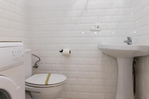 a white bathroom with a toilet and a sink at Baconer - Casa en l'Ampolla con jardín privado y acceso directo al mar - Deltavacaciones in L'Ampolla +26 photos