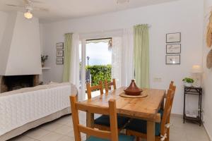 a living room with a table and a couch at Baconer - Casa en l'Ampolla con jardín privado y acceso directo al mar - Deltavacaciones in L'Ampolla