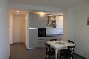 a kitchen and dining room with a table and chairs at Perla dell'Adriatico in San Benedetto del Tronto