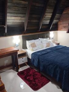 a bedroom with a large bed and a wooden ceiling at Chalés FRONT LAKE 2 in Córrego do Bom Jesus