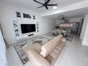 a living room with a couch and a flat screen tv at KY Stay D'Serkam in Serkam