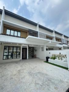 a large white house with a large driveway at KY Stay D'Serkam in Serkam
