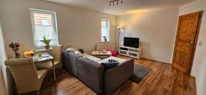 a living room with a couch and a table at Ferienwohnung Mone - Wohlfühlen am Thüringer Meer in Ziegenrück