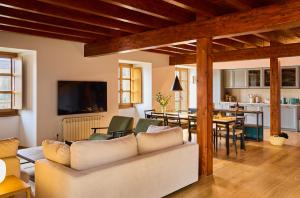 a living room with a couch and a dining room at Otegui Etxea Casa Rural in Aspuru