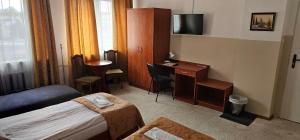 ein Hotelzimmer mit Bett und Schreibtisch in der Unterkunft Rest Hostel Airport Modlin in Nowy Dwór Mazowiecki