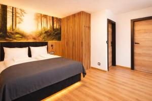 a bedroom with a bed and a painting on the wall at Dom Perełka w Karpaczu BASEN,SAUNA in Karpacz +38 photos