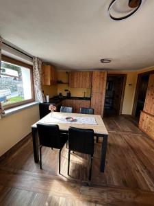 a kitchen and dining room with a table and chairs at Lo Boneur in Torgnon