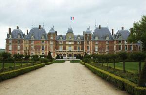a large brick building with a driveway in front of it at Le doux refuge de l'Yères in Touffreville-sur-Eu