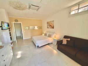 a bedroom with a bed and a couch at Lamapulia in Torre a Mare