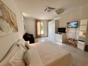 a bedroom with a bed and a tv on a wall at Lamapulia in Torre a Mare