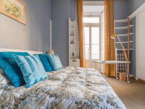 ナポリにあるSanseveroomsのベッドルーム(青い枕の大型ベッド1台付)