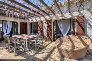 a patio with a table and chairs under a pergola at Duna in Peratallada
