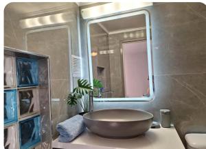 ein Badezimmer mit einem großen Aufsatzwaschbecken auf einer Ablagefläche in der Unterkunft Blue line in Kalathos