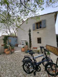a bike parked in front of a house at le cabanon du clos in L'Isle-sur-la-Sorgue