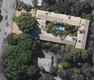 an overhead view of a yard with trees and a house at Pearlers Lodge in Broome