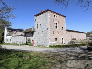 an old brick building with aventh floor at La Tour de la Chapelle in Couthuin