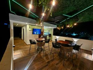eine Bar mit Tischen und Stühlen in einem Raum in der Unterkunft Hotel Azalea Rooftop in Aguascalientes + 3 Fotos