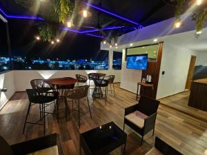 ein Restaurant mit Tisch und Stühlen und Aussicht in der Unterkunft Hotel Azalea Rooftop in Aguascalientes