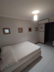 a bedroom with a white bed in a room at Recanto Vista Mar - Costa Verde, Mangaratiba in Mangaratiba