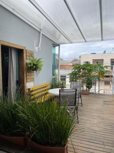 a patio with a table and chairs on a deck at Studio compacto em Camboriú in Camboriú